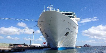 Cruise ship at Newcastle